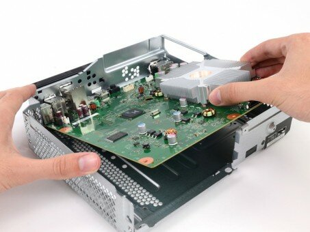 Обновлённая консоль Xbox 360 показала внутренности